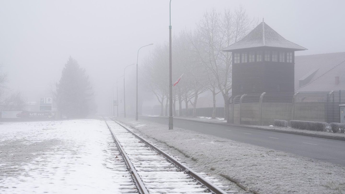 Vor der Gedenkstätte Auschwitz-Birkenau verlaufen alte Eisenbahnschienen