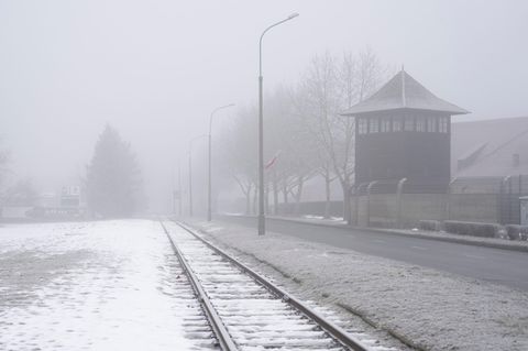 Vor der Gedenkstätte Auschwitz-Birkenau verlaufen alte Eisenbahnschienen