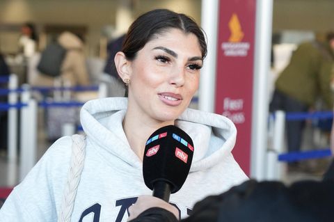 Yeliz Koc beim Abflug nach Australien ins Dschungelcamp am Flughafen in Frankfurt