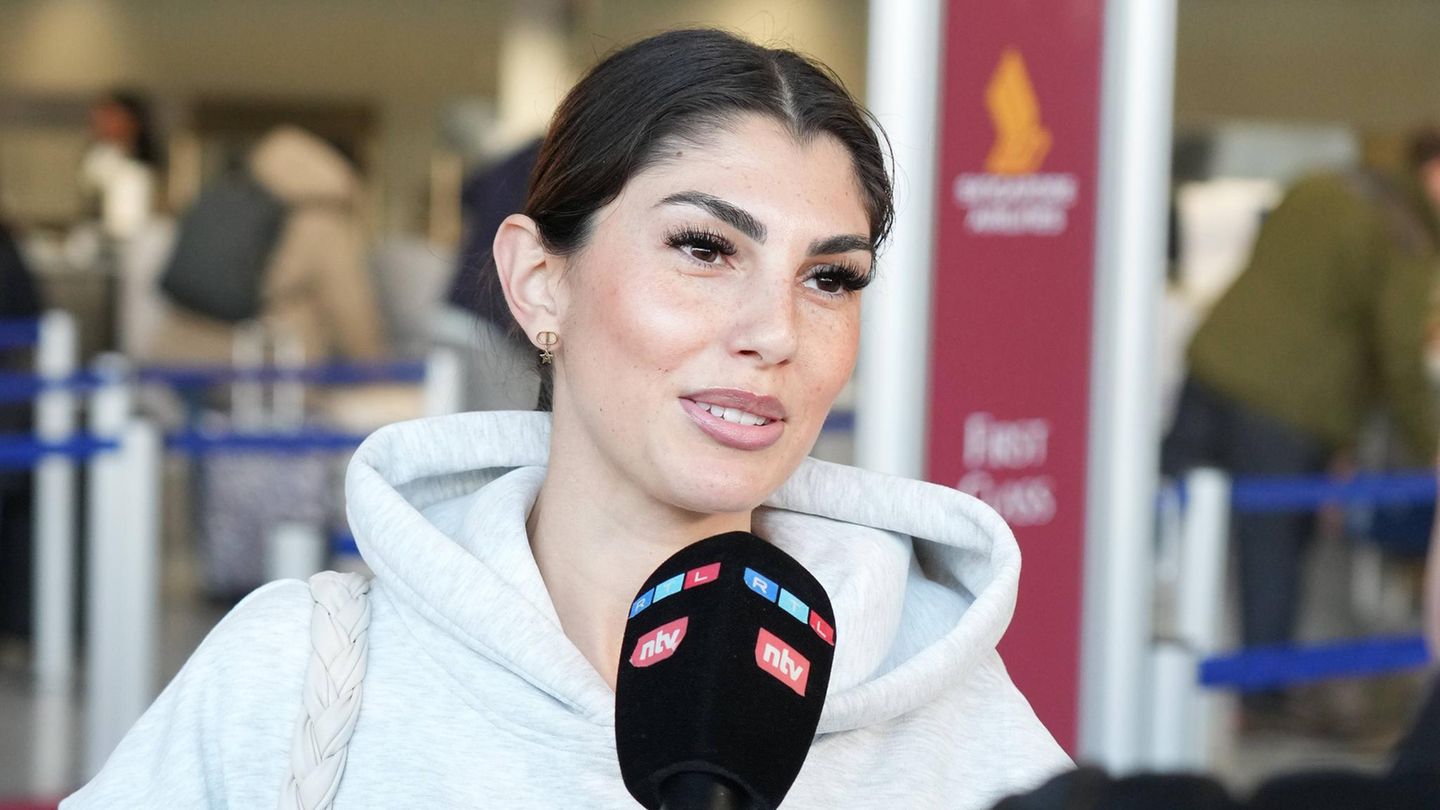 Yeliz Koc beim Abflug nach Australien ins Dschungelcamp am Flughafen in Frankfurt