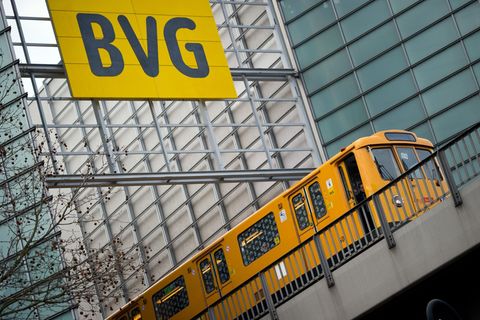 BVG: Eine Bahn in Berlin fährt
