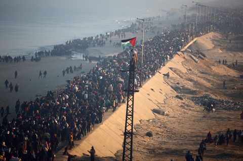 Nach mehr als 15 Monaten gehen sie den Gaza-Streifen entlang; zurück in ihre Heimat. Doch die ist ist nicht mehr das, was sie einmal war.