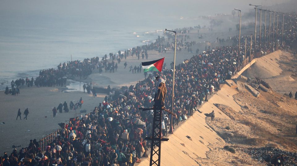 Nach mehr als 15 Monaten gehen sie den Gaza-Streifen entlang; zurück in ihre Heimat. Doch die ist ist nicht mehr das, was sie einmal war.