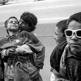 Das zwölfjährige Straßenmädchen Dadi küsst den dreizehnjährigen Roma-Jungen Bebe