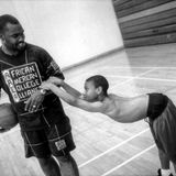 Während eines Basketball-Spiels hält sich der junge Derrell am Arm von Zach Harris fest