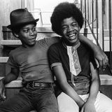 Die Jungen heißen Candy and Anthony sitzen auf einer Treppe