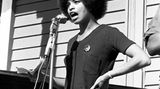 1969 in Oakland, Kalifornien: Ein Jahr später, auf einer Bühne der Kundgebung für die Befreiung von Huey Newton, spricht die Bürgerrechtlerin Angela Davis, die für sechs Monate Teil der Black Panther Party war