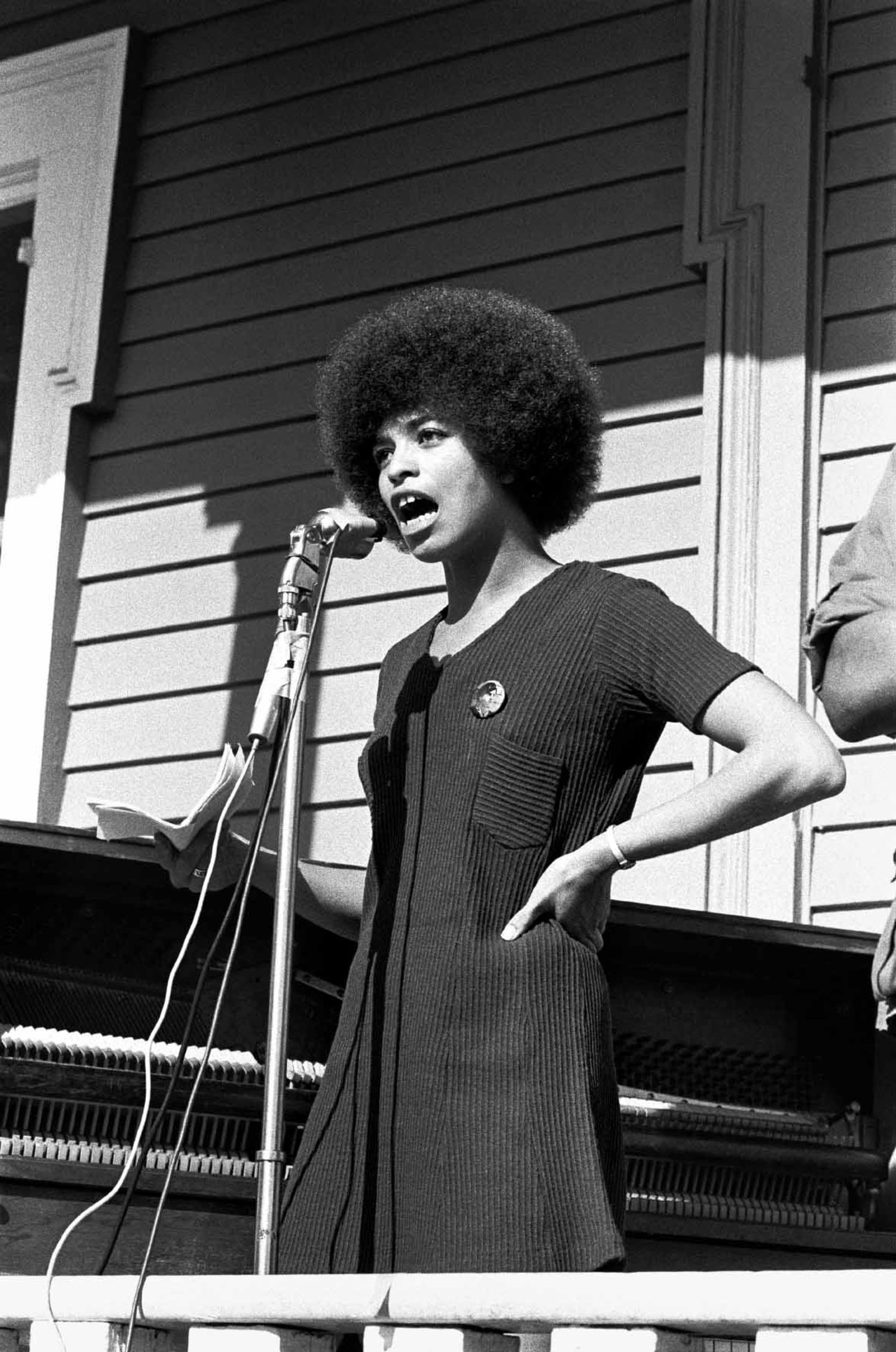 1969 in Oakland, Kalifornien: Ein Jahr später, auf einer Bühne der Kundgebung für die Befreiung von Huey Newton, spricht die Bürgerrechtlerin Angela Davis, die für sechs Monate Teil der Black Panther Party war