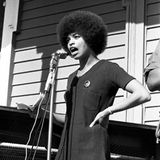 1969 in Oakland, Kalifornien: Ein Jahr später, auf einer Bühne der Kundgebung für die Befreiung von Huey Newton, spricht die Bürgerrechtlerin Angela Davis, die für sechs Monate Teil der Black Panther Party war
