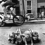 Teenager springt mit seinem Fahrrad über seine Freunde