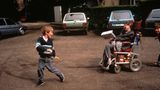 Stephen Hawking spielte mit SohnTimmy vor seinem Haus Fangen