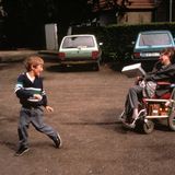 Stephen Hawking spielte mit SohnTimmy vor seinem Haus Fangen