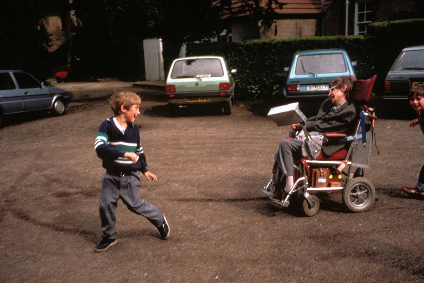 Stephen Hawking spielte mit SohnTimmy vor seinem Haus Fangen