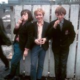 Eine Gruppe Kinder rauchen Zigaretten