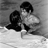 Zwei Teenager küssen sich in einem Schwimmbad