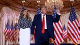 Melania Trump und Donald Trump vor amerikanischen Flaggen in Mar-a-Lago