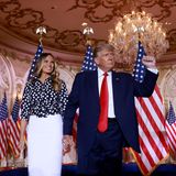 Melania Trump und Donald Trump vor amerikanischen Flaggen in Mar-a-Lago