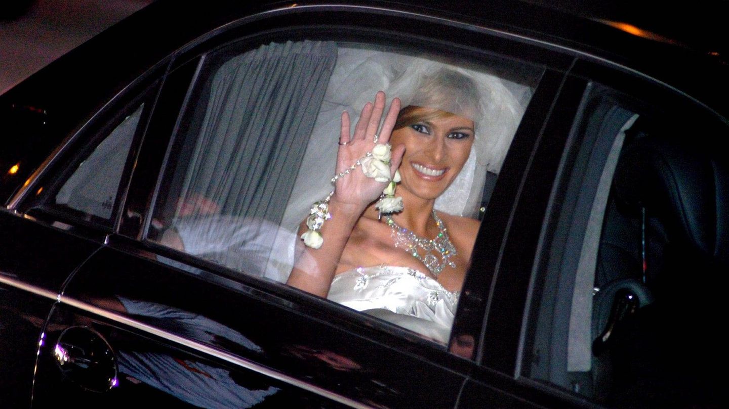 Melania Trump winkt nach der Heirat mit Donald Trump durch das Fenster der Hochzeitslimousine