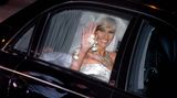 Melania Trump winkt nach der Heirat mit Donald Trump durch das Fenster der Hochzeitslimousine
