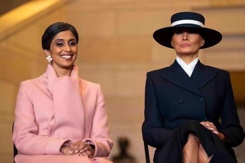 Melania Trump in schwarz neben Usha Vance bei der Amtseinführung von Donald Trump