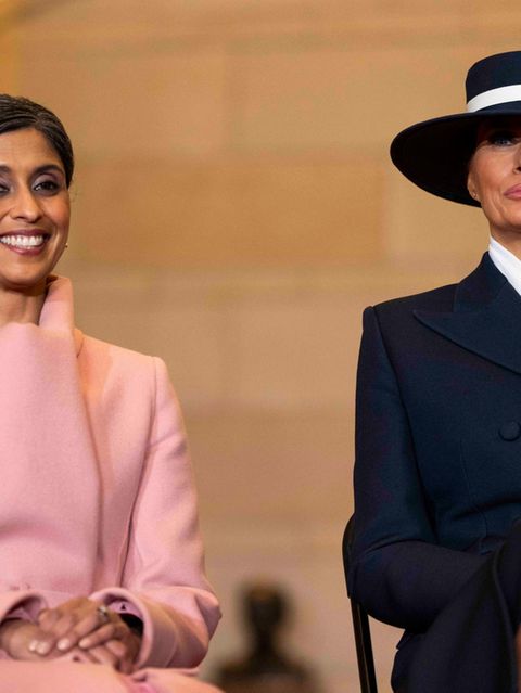 Melania Trump in schwarz neben Usha Vance bei der Amtseinführung von Donald Trump