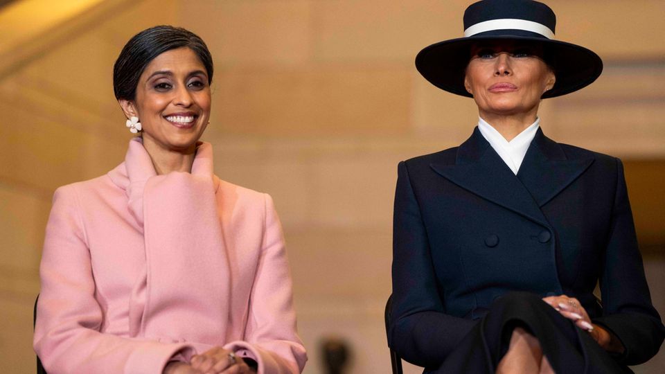 Melania Trump in schwarz neben Usha Vance bei der Amtseinführung von Donald Trump