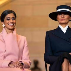 Melania Trump in schwarz neben Usha Vance bei der Amtseinführung von Donald Trump