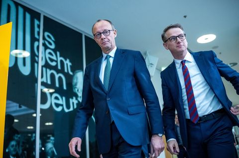 Friedrich Merz und Carsten Linnemann kommen zur Pressekonferenz