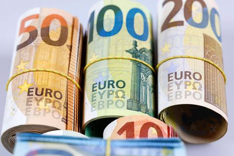 Vermögen in Deutschland: Geldscheine zusammengerollt