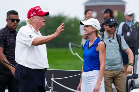 Unzertrennlich: US-Präsident Donald Trump (l.) und seine Lieblingsassistentin Natalie Harp auf dem Golfplatz