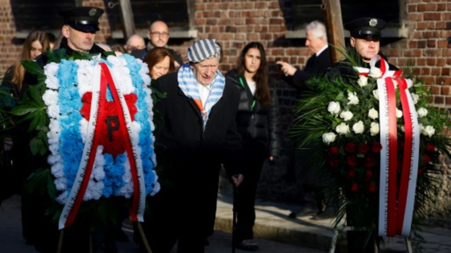KZ-Überlebende legen Kranz in Auschwitz nieder