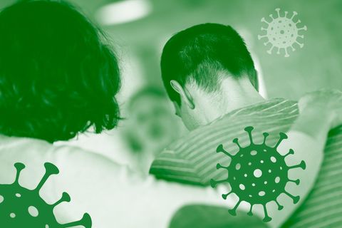 Bebilderung Long Covid: Eine Mutter legt den Arm um die Schultern ihres Sohnes