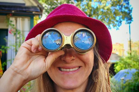 Fitness für die Seele Frau mit Fernglas lächelt