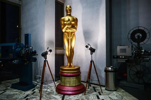 Die goldene Oscar-Statue im Scheinwerferlicht