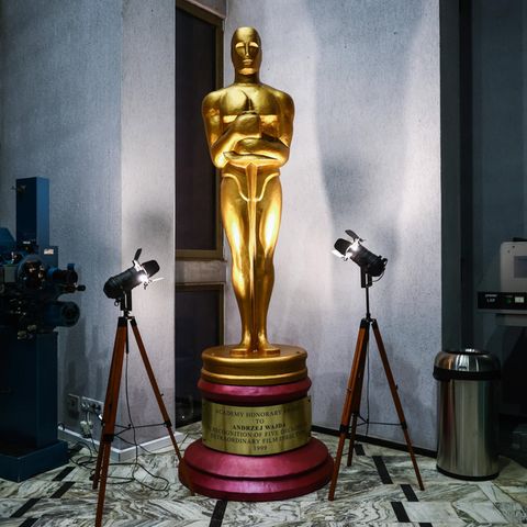 Die goldene Oscar-Statue im Scheinwerferlicht