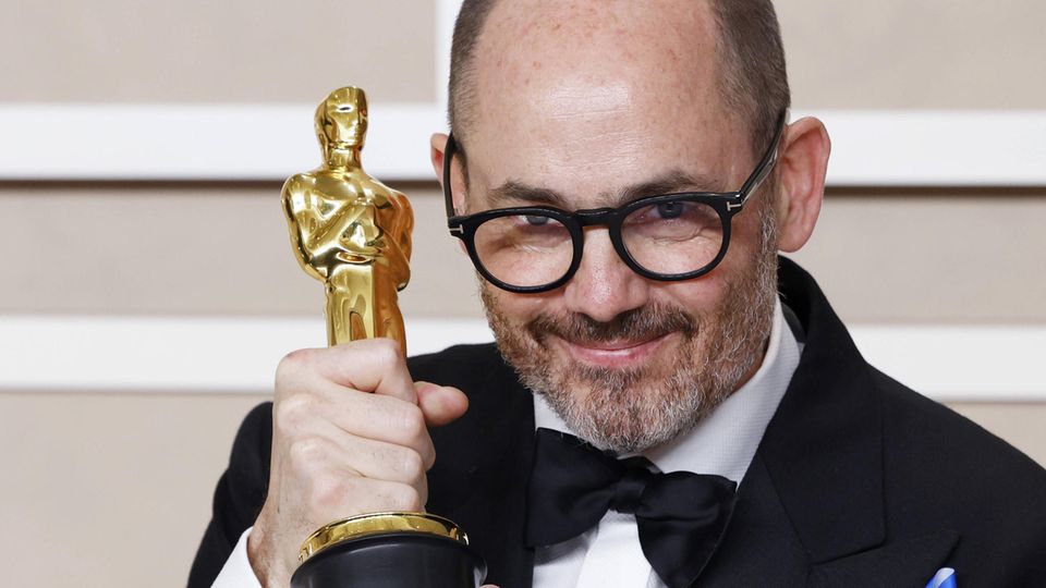 Edward Berger und sein Oscar Das ist das Ding: Regisseur Edward Berger mit seinem Oscar für "Im Westen nichts Neues" im März 2023. Zwei Jahre später könnte er wieder jubeln