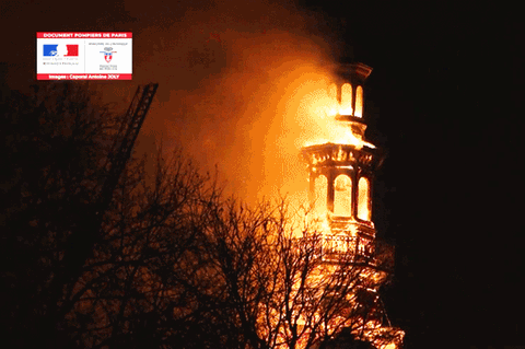 Brand in Paris: Historischer Rathaus-Glockenturm geht in Flammen auf