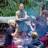 Sam Dylan (l.) und Alessia Herren kommen mit leeren Händen zurück ins Camp. Es droht ein weiterer Abend nur mit Reis und Bohnen. Entsprechend schlecht kommt die Nachricht bei den anderen Campbewohnern an