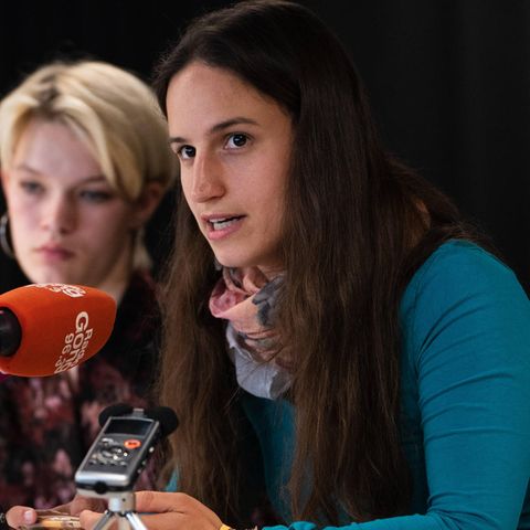 Klimaaktivistin Lisa Poettinger bei einer Pressekonferenz