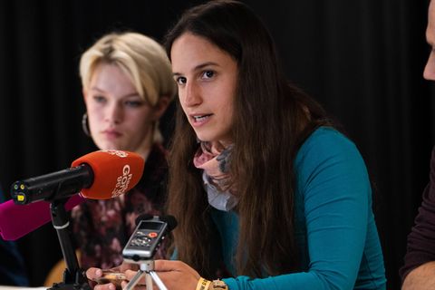 Klimaaktivistin Lisa Poettinger bei einer Pressekonferenz