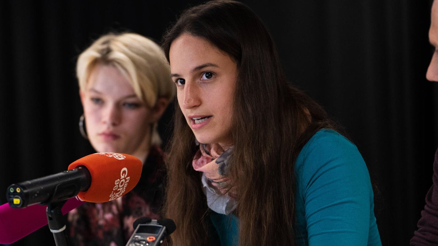 Klimaaktivistin Lisa Poettinger bei einer Pressekonferenz
