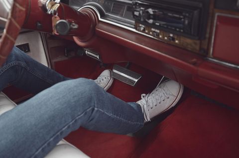 Person trägt Retro-Sneaker: Converse