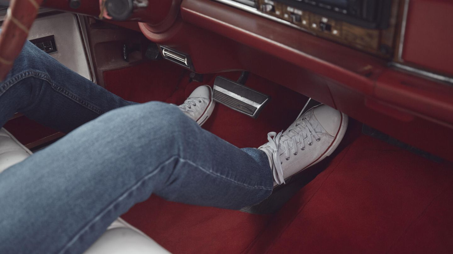 Person trägt Retro-Sneaker: Converse