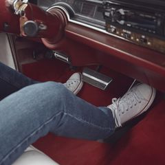 Person trägt Retro-Sneaker: Converse