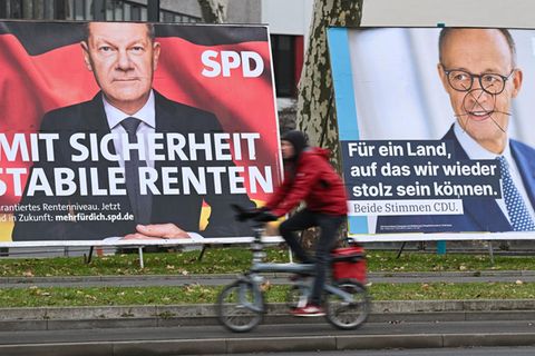 Wahlplakate von Olaf Scholz und Friedrich Merz stehen nebeneinander