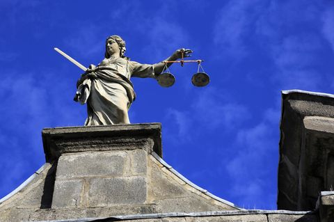 Doppelmord Hockenheim / Eine Justitia-Statue vor blauem Himmel