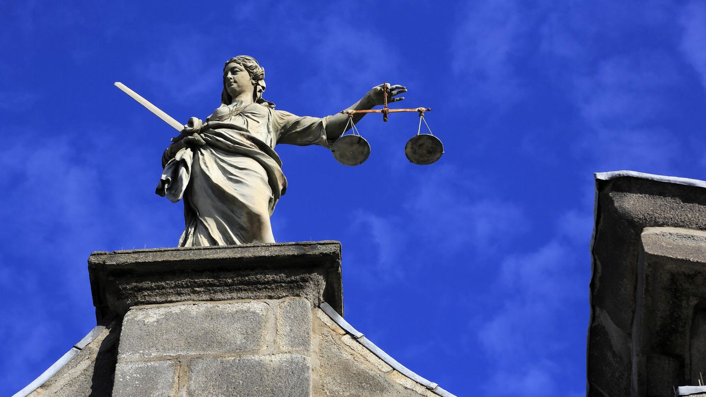 Doppelmord Hockenheim / Eine Justitia-Statue vor blauem Himmel