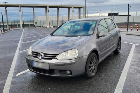Ein grauer Golf steht am Flughafen BER auf einem Kurzzeit-Parkplatz