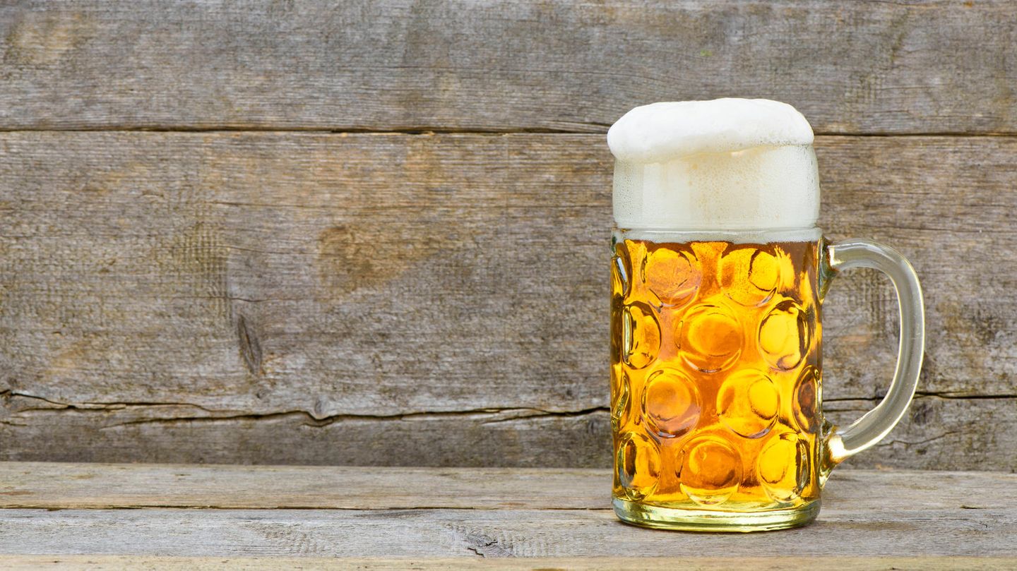 Bier als Werbung für die Bundestagswahl. Eine Hand öffnet eine Flasche