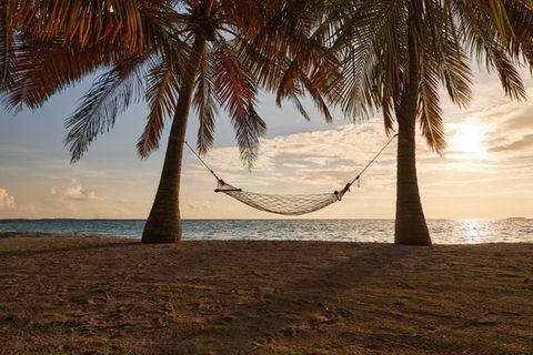 Verlassene Hängematte am Strand – hier kommt so schnell kein itravel-Kunde mehr hin
